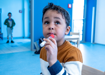 Prueban test de COVID-19 en forma de paleta para los niños