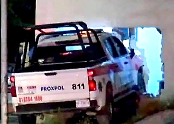 Una patrulla choca contra una casa y mata a una mujer y a su hija