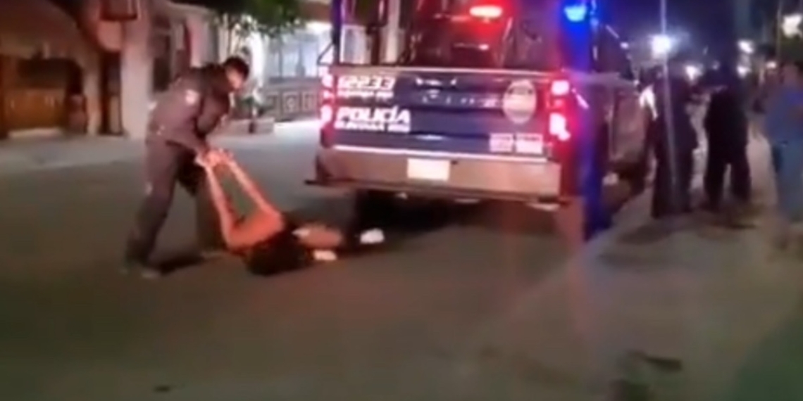 Captan otra represión por parte de policías municipales de Tulum