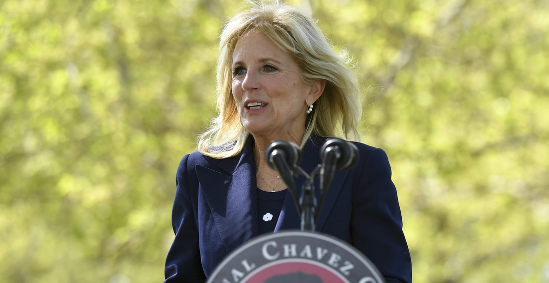 Primera dama de Estados Unidos pronuncia frase en español durante discurso