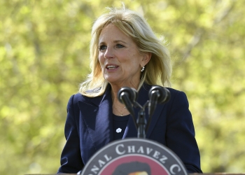 Primera dama de Estados Unidos pronuncia frase en español durante discurso
