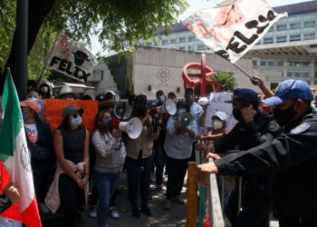 Simpatizantes de Salgado Macedonio protestan en INE por retiro de candidatura