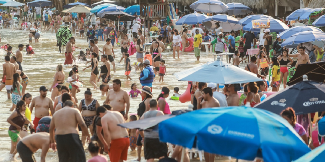 Miles abarrotan Acapulco pese a advertencia de tercera ola de contagios