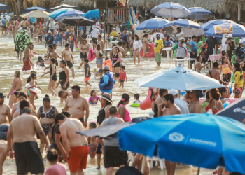 Miles abarrotan Acapulco pese a advertencia de tercera ola de contagios
