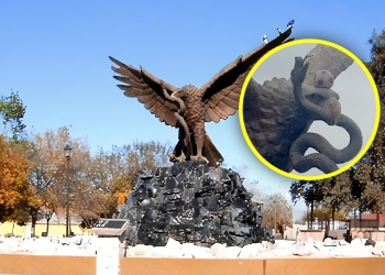 Colocan balón sobre águila de la Macroplaza