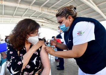 Aplican en Coahuila vacuna anticovid19 a personas de 40 a 49 años