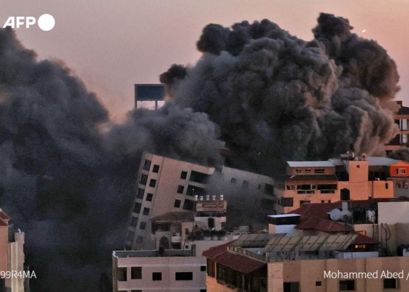 Colapsa emblemático edificio en Gaza tras ataque israelí