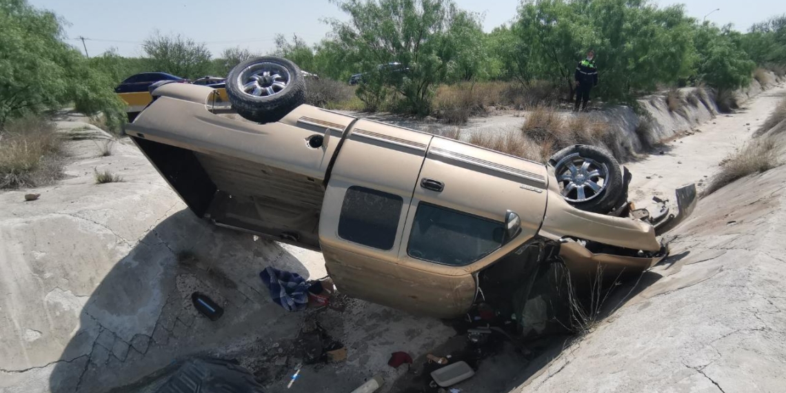 Localizan pick up volcada en arroyo