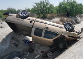 Localizan pick up volcada en arroyo