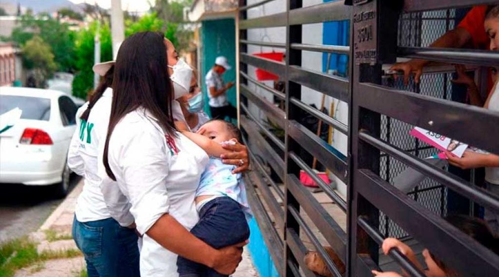 Candidata pide el voto mientras amamanta a su hija