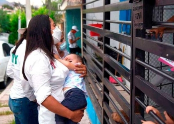 Candidata pide el voto mientras amamanta a su hija