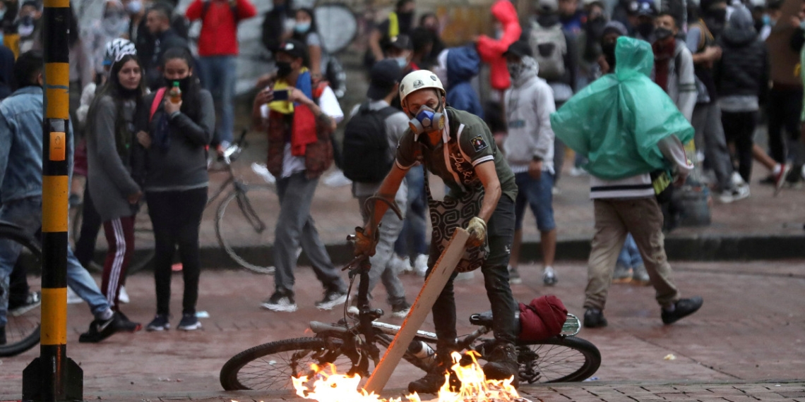 Se eleva a 24 cifra de muertos en manifestaciones y protestas en Colombia