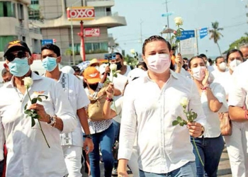 Marchan por la paz en el puerto de Acapulco