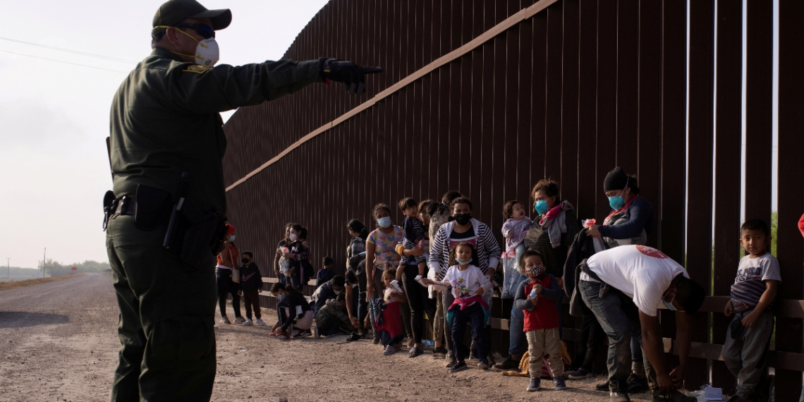 Trump deportó a más de 300 migrantes sin sus hijos, revela informe