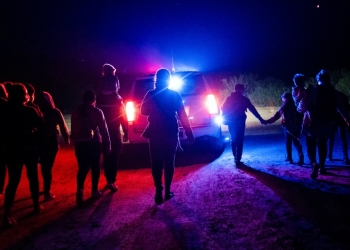 Policía de Texas encuentra a 29 migrantes escondidos en un camión