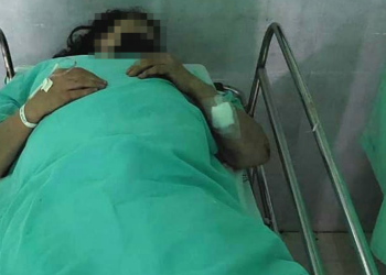 Mujer se lanza de un segundo piso; su esposo la tenía encerrada