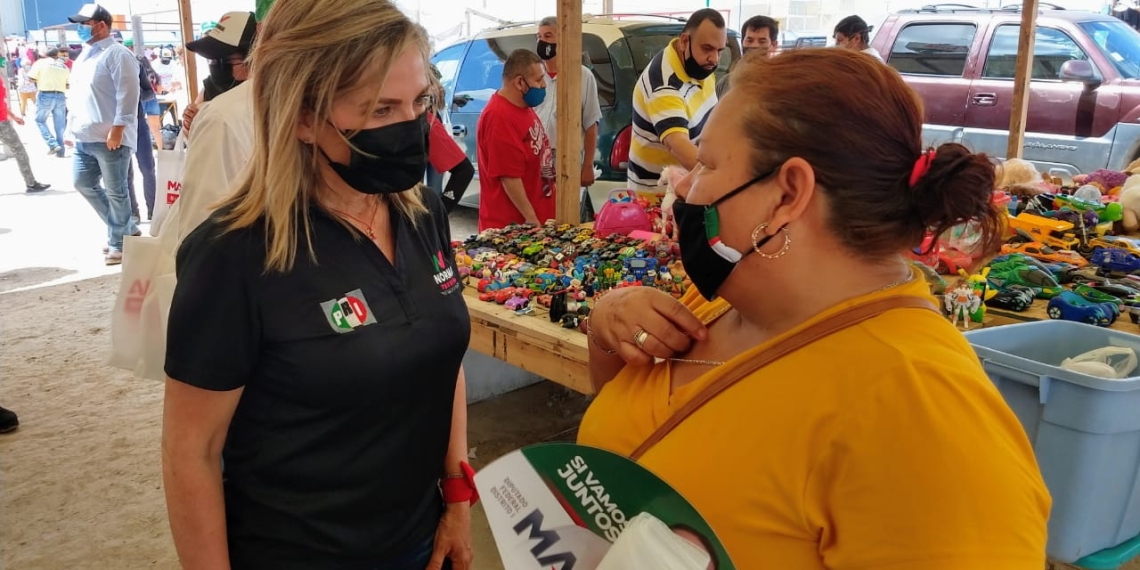Recorre Norma Treviño la pulga de Villas del Carmen; lleva propuestas a comerciantes