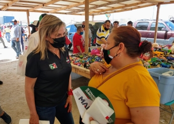 Recorre Norma Treviño la pulga de Villas del Carmen; lleva propuestas a comerciantes