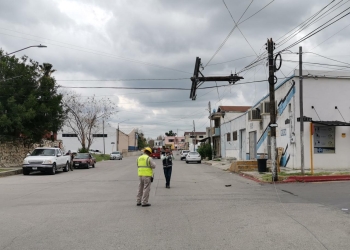 Camión deja sin luz al impactarse contra poste de CFE