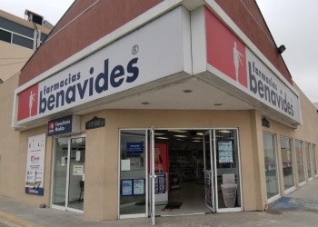 Ocasiona daños en farmacia y se roba caja registradora