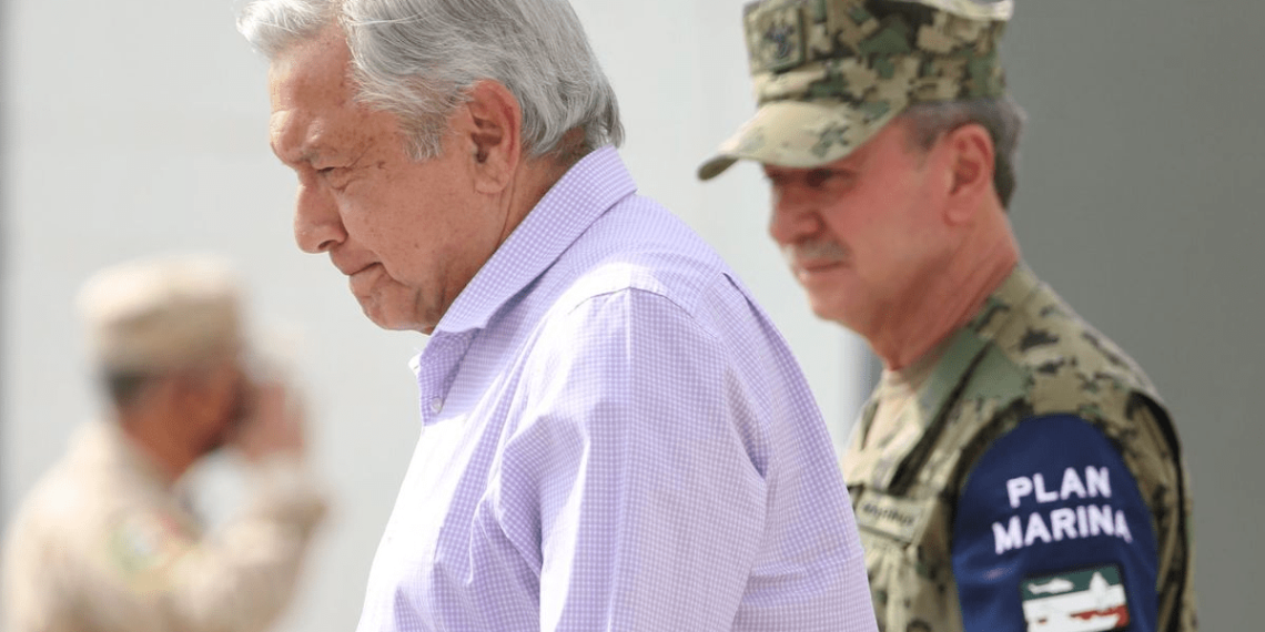 Entre elogios, reclamos y hasta una canción, así fue la gira de AMLO por Baja California
