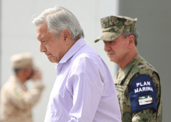 Entre elogios, reclamos y hasta una canción, así fue la gira de AMLO por Baja California