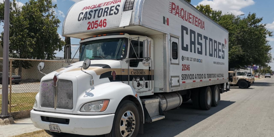 Detectan droga en camión de paquetería sobre la carretera ribereña