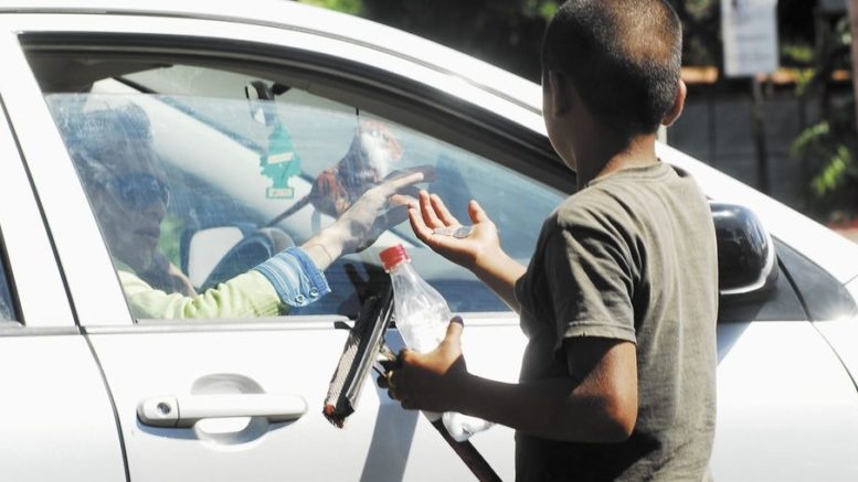 PRONNIF atiende casos de niños en riesgo al vender productos en las calles