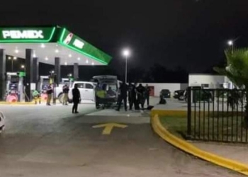 Buscan identificar a hombre que murió en explanada de gasolinera