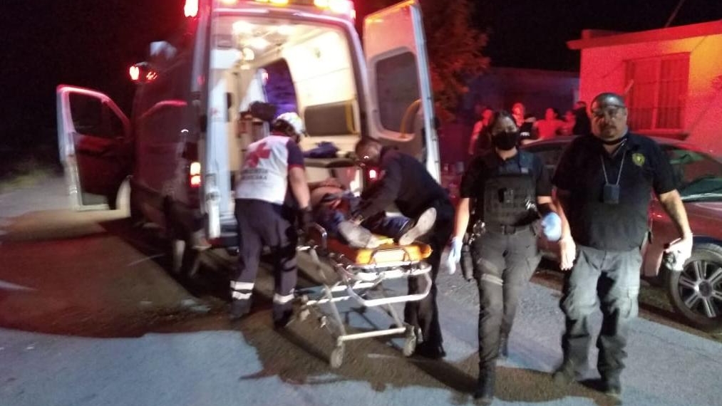 Cae de motocicleta y resulta lesionado