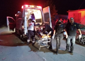 Cae de motocicleta y resulta lesionado