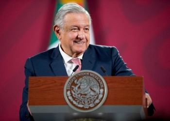 AMLO se burla de Anaya, le pide permiso para tomarse una caguama