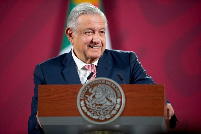 AMLO se burla de Anaya, le pide permiso para tomarse una caguama