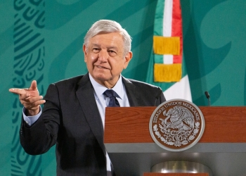 Menciona AMLO a sus gallos para el 2024