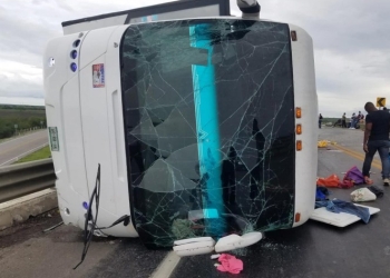 Vuelca autobús donde viajaban migrantes; iba a Acuña
