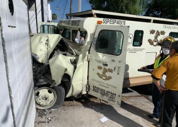 Mala maniobra destroza el frente de la unidad blindada