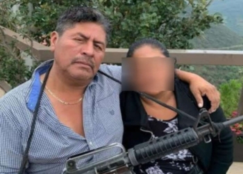 Con una R-15 en mano, candidato perdedor reclama a electores