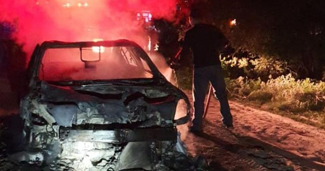 Fuego consume vehículo en ejido San Isidro y se registra conato de incendio en vivienda