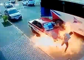 Taxi se incendia y chofer olvida a pasaje dentro del vehículo