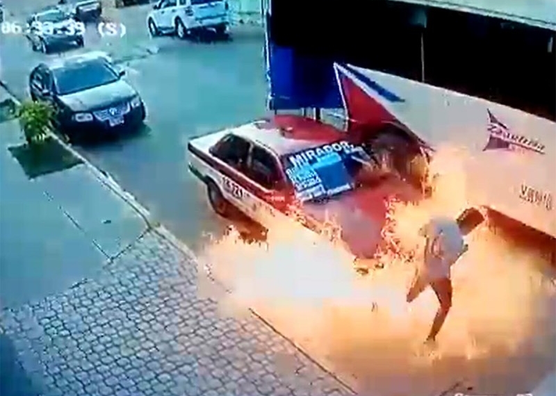 Taxi se incendia y chofer olvida a pasaje dentro del vehículo