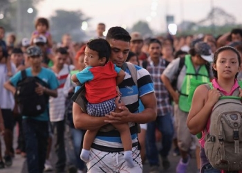 Texas reubica a reclusos de una prisión para recibir a migrantes detenidos