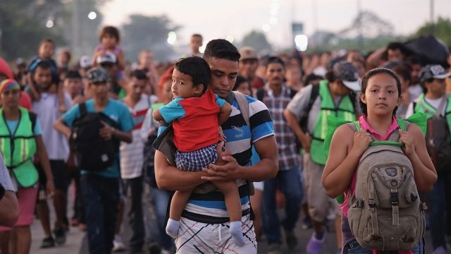 Texas reubica a reclusos de una prisión para recibir a migrantes detenidos
