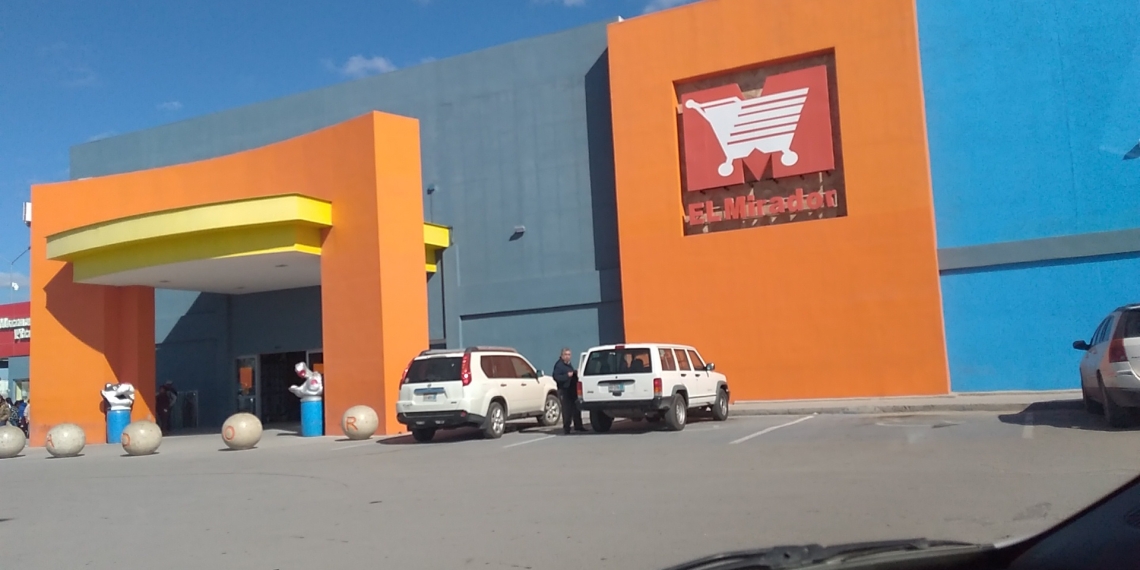 Abandonan a niña de cinco años de exterior de centro comercial