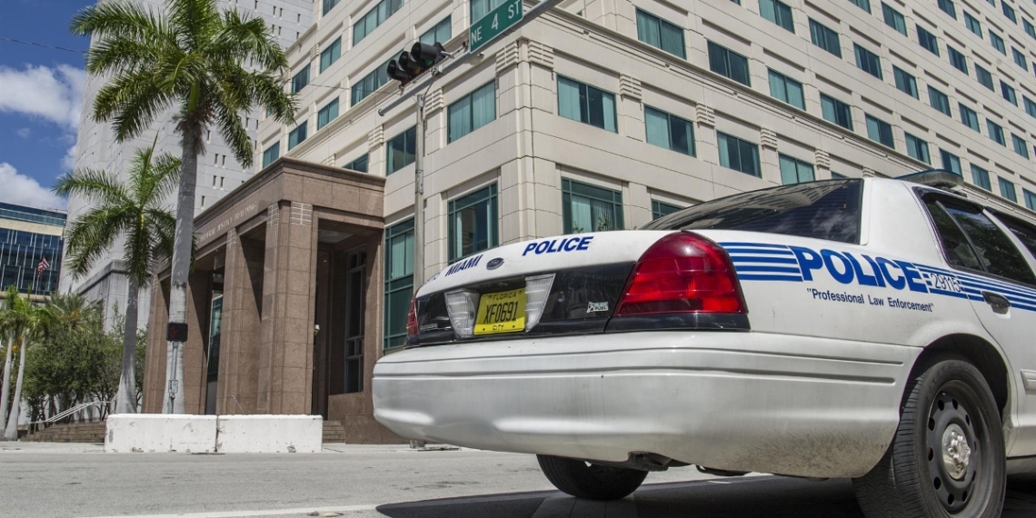 Niño de 12 años disparó con un rifle AK-47 a policías en Florida; permanecerá detenido