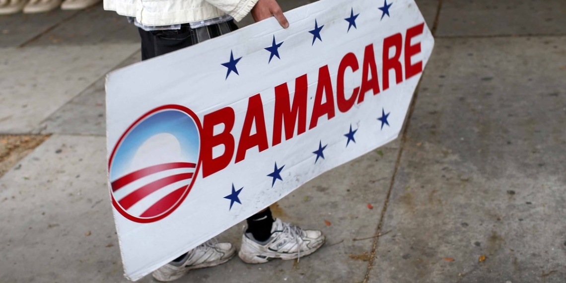 Biden recurre a Obama para promover inscripción al Obamacare