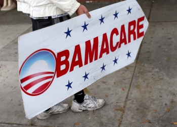 Biden recurre a Obama para promover inscripción al Obamacare