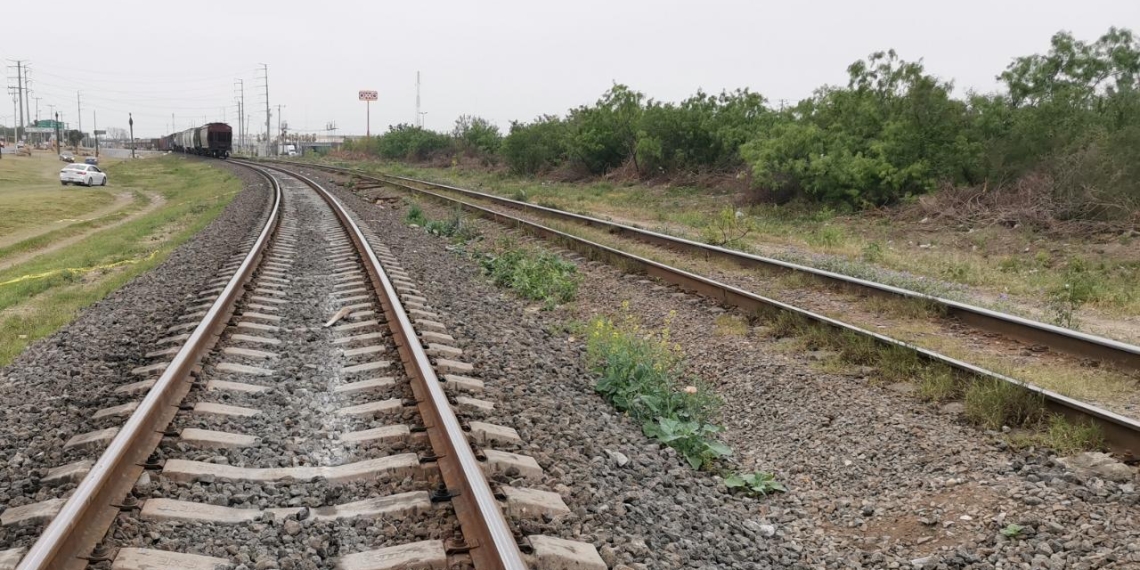 Mujer intenta suicidarse lanzándose a las vías del tres