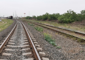 Mujer intenta suicidarse lanzándose a las vías del tres