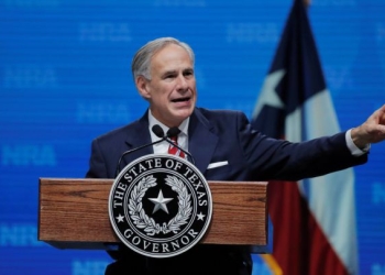 Mantendrá Texas prohibición de ‘pasaportes de vacunación