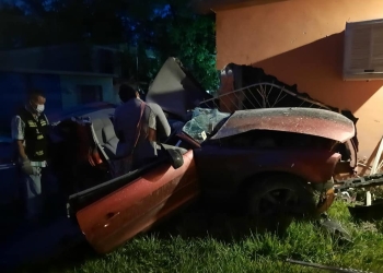 Pareja se impacta con vivienda y muere